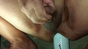 gozando na garrafa grande e grossa 😏💦