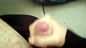 युवा यूरोपियन लड़के का सोलो गे मुठ मारना सेशन