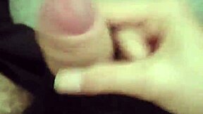 युवा यूरोपियन लड़के का सोलो गे मुठ मारना सेशन