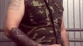 क्या तुम हॉट मिलिटरी गियर में सोल्जर को बांग करोगे? 😜