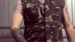 क्या तुम हॉट मिलिटरी गियर में सोल्जर को बांग करोगे? 😜