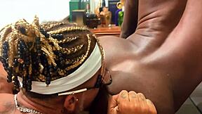 लैटिना टाइट गांड से खेलते हुए मजा ले