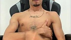 Novinho pentelhudo do pauzão gozando litros sem parar