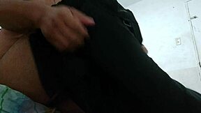 कपड़े पहनते उत्तेजित हो एमेच्योर एनल से मुठ मारी