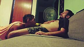 Dando una atención especial, llegó cansado y se relajó