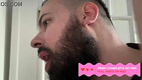Barbudo Mama ROLAS no GLORY HOLE - Vídeo Completo no Red