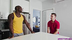 काला हैरिसन सफेद बीएफएफ क्रिस्टोफर को इंटररेसियल एनल चोदना सिखाता है