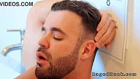 बाथरूम में बड़े लंड वाले हंक रिमिंग, स्विचिंग और चुदाई कर रहे