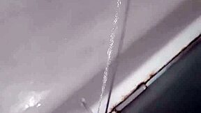 टब में पेशाब की आजादी से बहाव