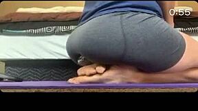 Bouncing Bubble Butt on Soles in Fetish Play