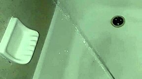 टब में पेशाब की आजादी से बहाव