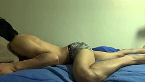 putito acostado en la cama, listo para un anal casero sexy 😏