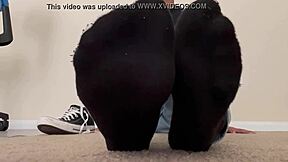 hey, check out this kinky gay boy worshipping feet and toes 😏👣