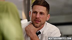 हॉट बारटेंडर ह्यूज कॉक से बेयरबैक गांड मरवा लेता है