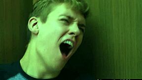 जवान 18+ लड़का सौतेले पापा के बड़े लंड पर बेयरबैक क्रेज!