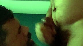 Ajoelhado Mamando e Esperando Leite na Boca com Tesão